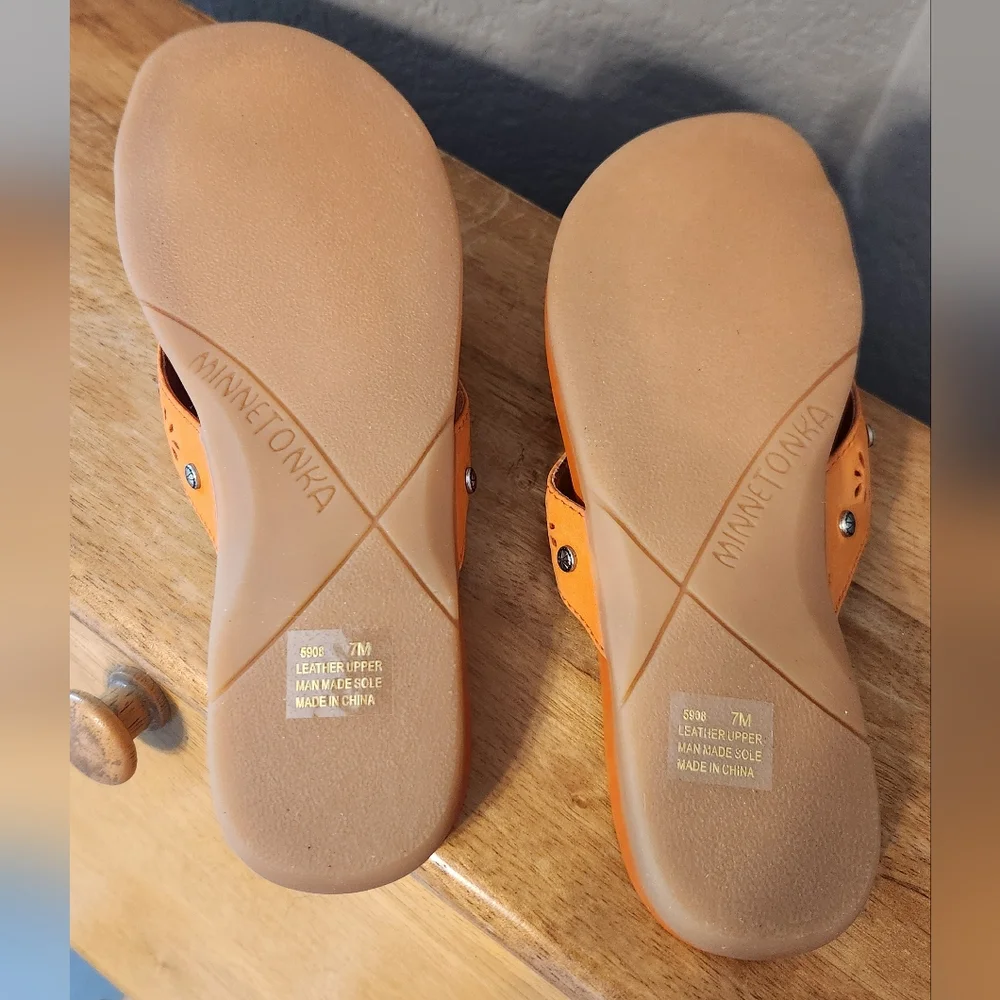 NWT Minnetonka Madelyn Thong Orange Leather Flip-Flop, Size 7 - Picture 5 of 7